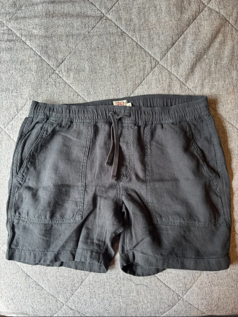 Faherty Men's Relaxed Linen-Blend Drawstring Shorts in Charcoal